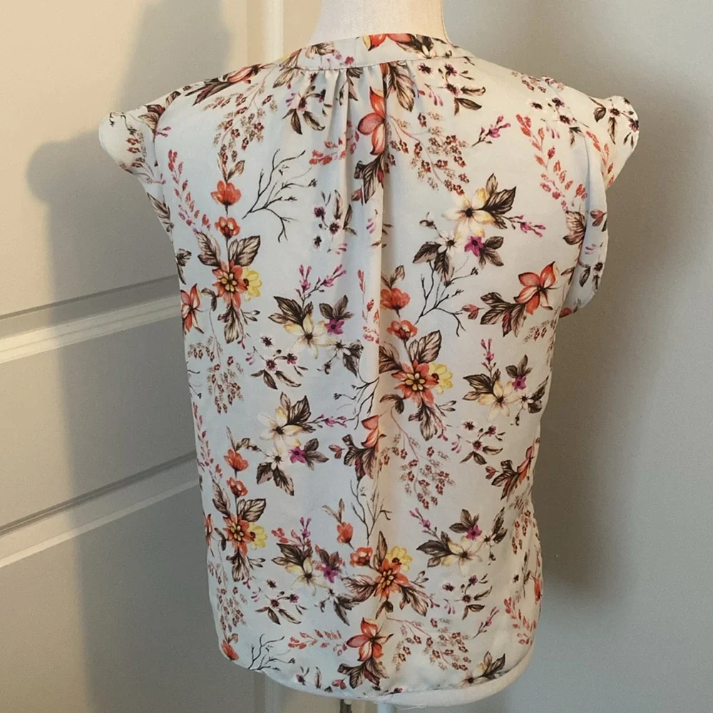 🥭 (4 for $15)!Light blue floral blouse Emma and Olivia - Picture 2 of 9